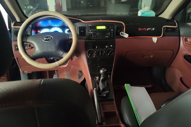 Used BYD F3 2012 Energy-Saving Model 1.5L Manual Comfort Version Center Console