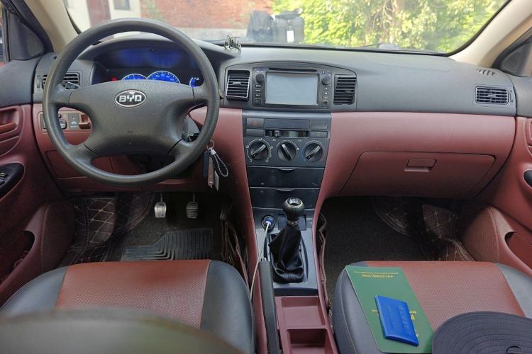 Used BYD F3 2012 Energy-Saving Model 1.5L Manual Comfort Version Center Console