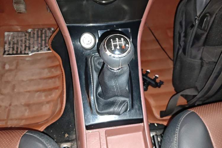Used BYD F3 2012 Energy-Saving Model 1.5L Manual Comfort Version Gear Lever