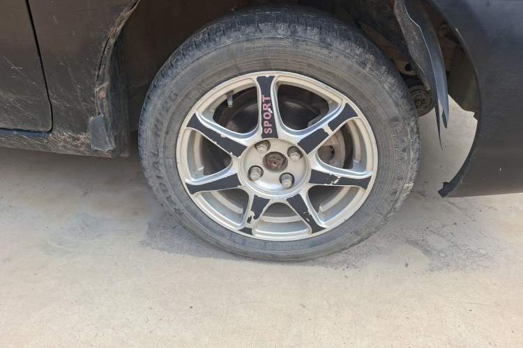 Used BYD F3 2012 Energy-Saving Model 1.5L Manual Comfort Version Right Front Wheel Hub