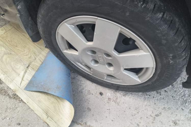 Used BYD F3 2012 Energy-Saving Model 1.5L Manual Comfort Version Right Front Wheel Hub