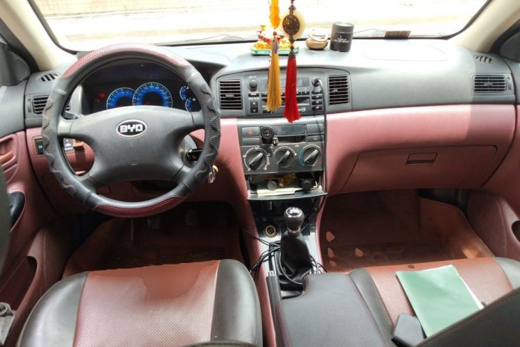 Used BYD F3 2012 Energy-Saving Model 1.5L Manual Comfort Version Center Console