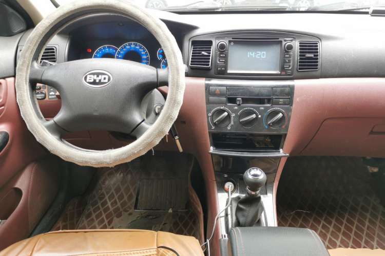 Used BYD F3 2012 Energy-Saving Model 1.5L Manual Comfort Version Center Console