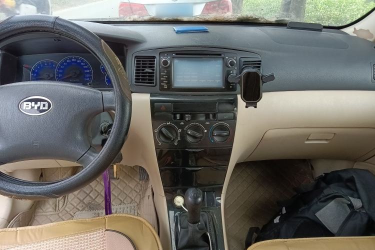 Used BYD F3 2012 Energy-Saving Edition 1.5L Manual Standard Model Center Console
