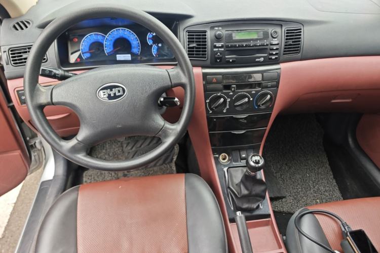 Used BYD F3 2012 Energy-Saving Model 1.5L Manual Comfort Version Center Console