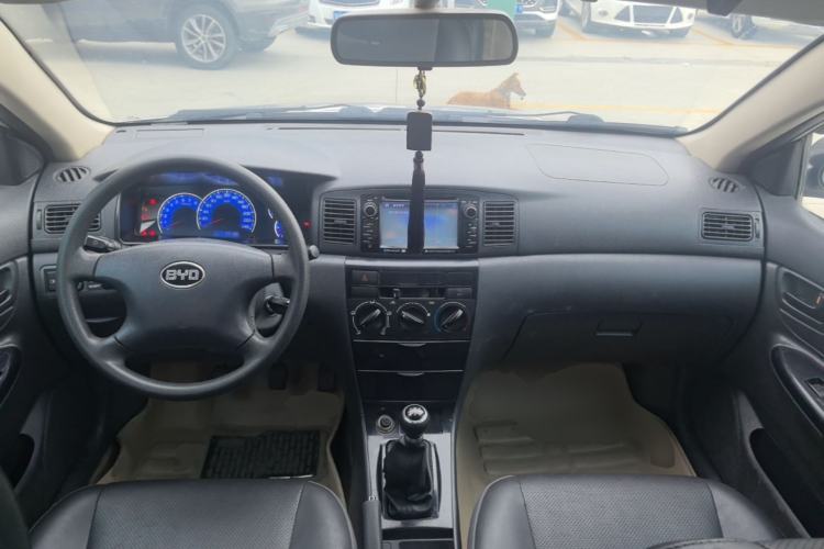 Used BYD F3 2012 Energy-Saving Model 1.5L Manual Comfort Version Center Console