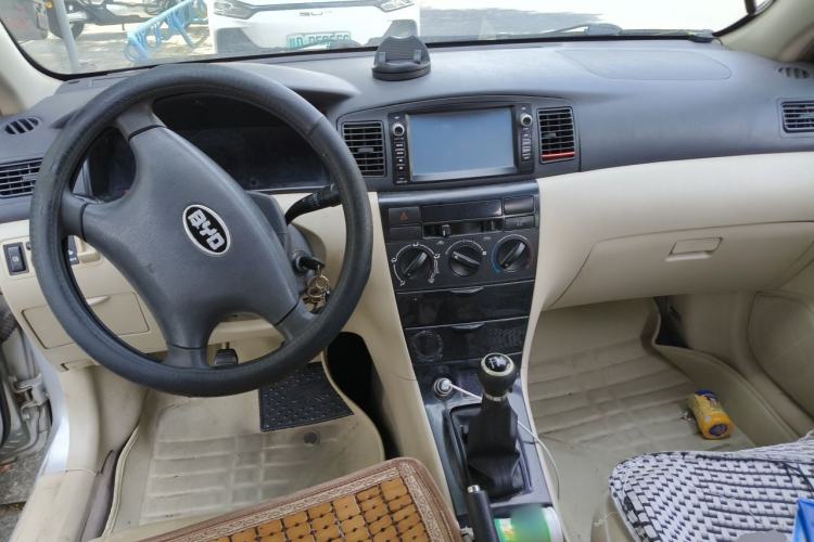 Used BYD F3 2012 Energy-Saving Model 1.5L Manual Comfort Version Center Console