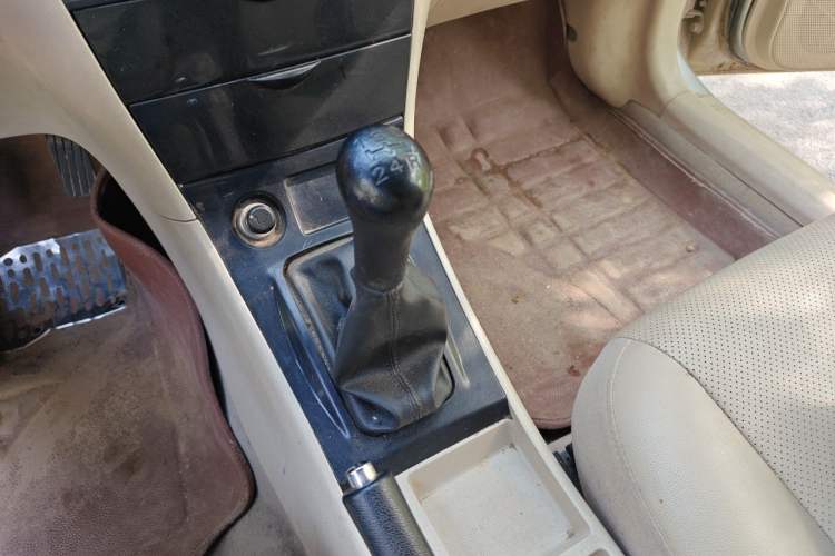 Used BYD F3 2012 Energy-Saving Edition 1.5L Manual Standard Model Gear Lever