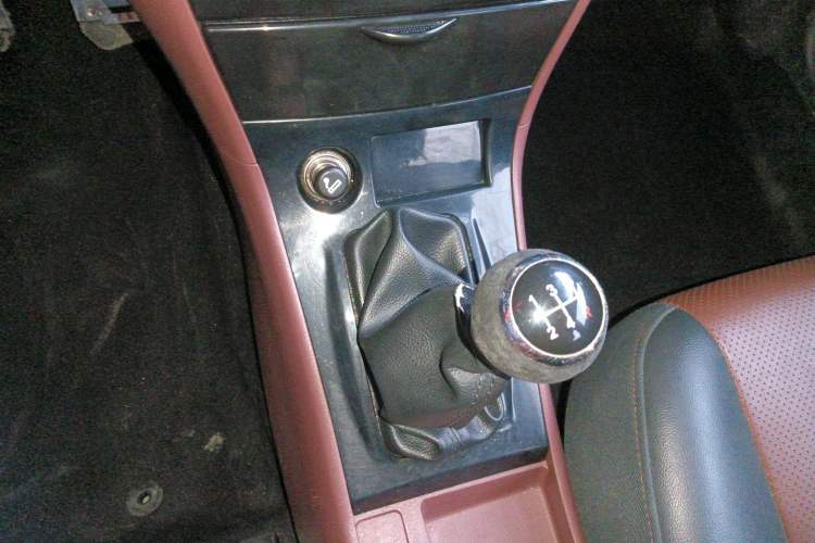 Used BYD F3 2012 Energy-Saving Model 1.5L Manual Comfort Version Gear Lever