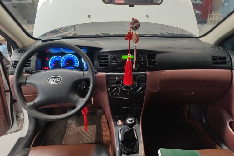 Used BYD F3 2012 Energy-Saving Model 1.5L Manual Comfort Version Center Console