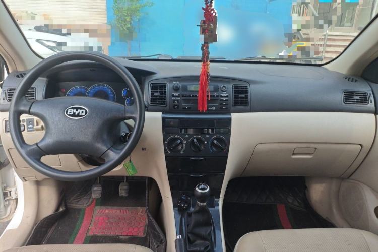 Used BYD F3 2012 Energy-Saving Model 1.5L Manual Comfort Version Center Console