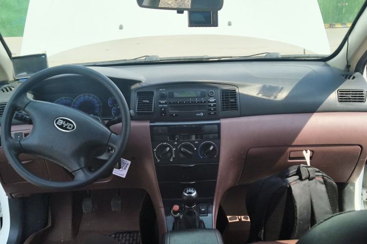 Used BYD F3 2012 Energy-Saving Model 1.5L Manual Comfort Version Center Console
