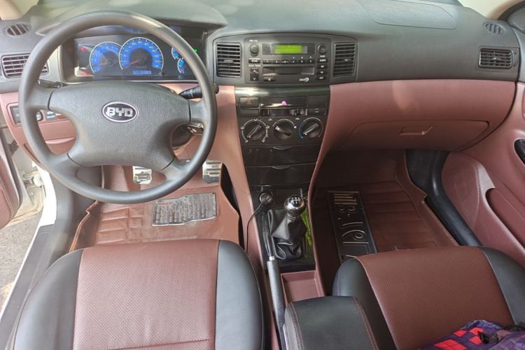Used BYD F3 2012 Energy-Saving Model 1.5L Manual Comfort Version Center Console