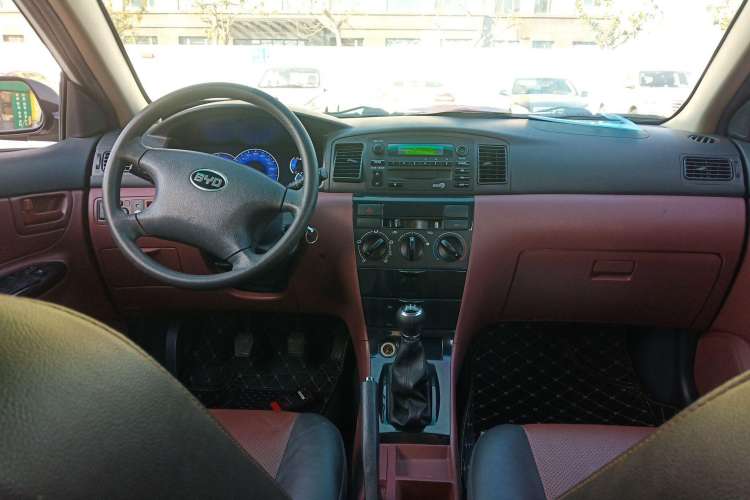 Used BYD F3 2012 Energy-Saving Model 1.5L Manual Comfort Version Center Console