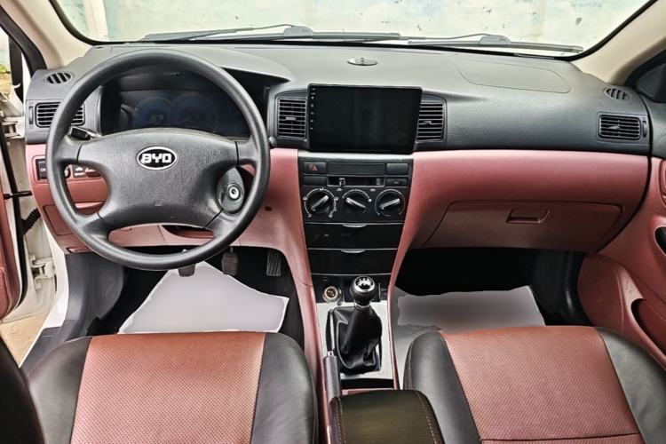 Used BYD F3 2012 Energy-Saving Model 1.5L Manual Comfort Version Center Console