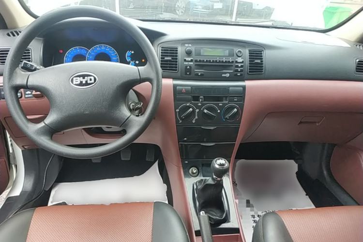 Used BYD F3 2012 Energy-Saving Model 1.5L Manual Comfort Version Center Console