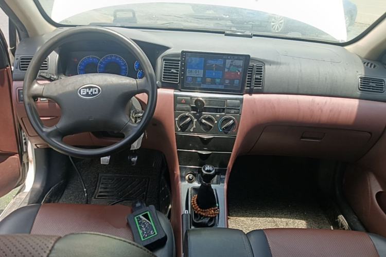 Used BYD F3 2012 Energy-Saving Model 1.5L Manual Comfort Version Center Console