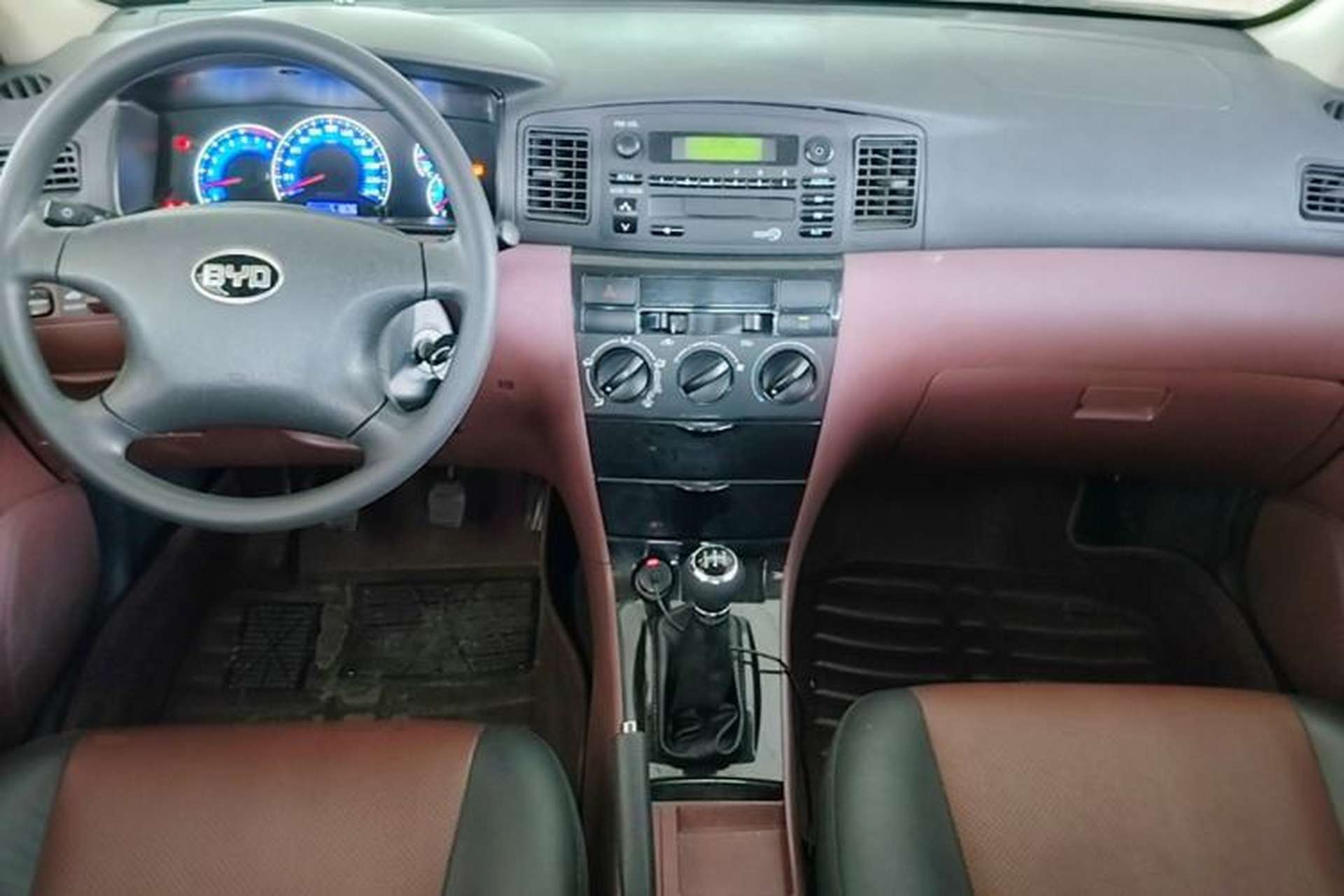 Used BYD F3 2012 Energy-Saving Model 1.5L Manual Comfort Version Center Console