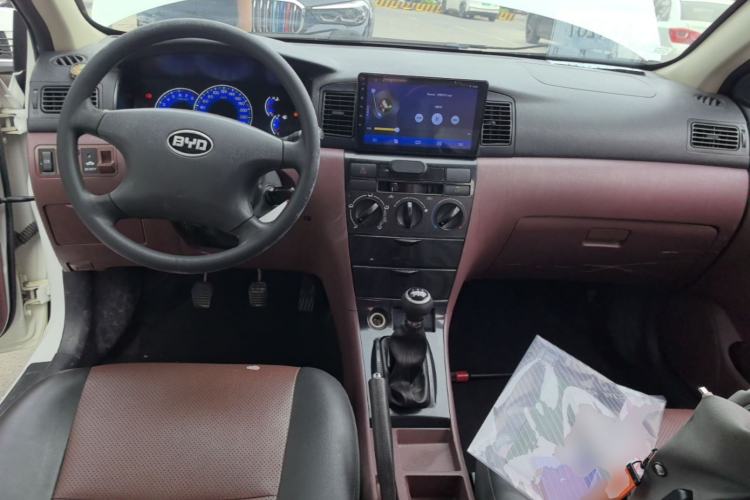 Used BYD F3 2012 Energy-Saving Model 1.5L Manual Comfort Version Center Console