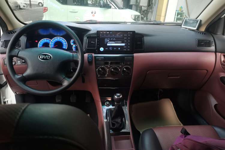 Used BYD F3 2012 Energy-Saving Model 1.5L Manual Comfort Version Center Console
