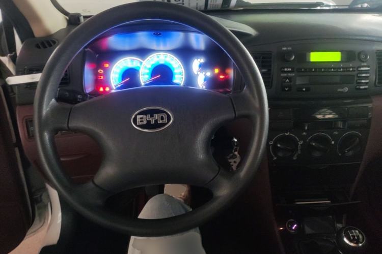 Used BYD F3 2012 Energy-Saving Model 1.5L Manual Comfort Version Center Console