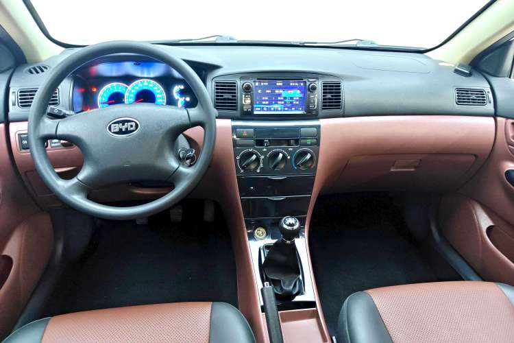 Used BYD F3 2012 Energy-Saving Model 1.5L Manual Comfort Version Center Console