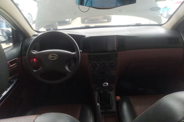 Used BYD F3 2012 Energy-Saving Model 1.5L Manual Comfort Version Center Console