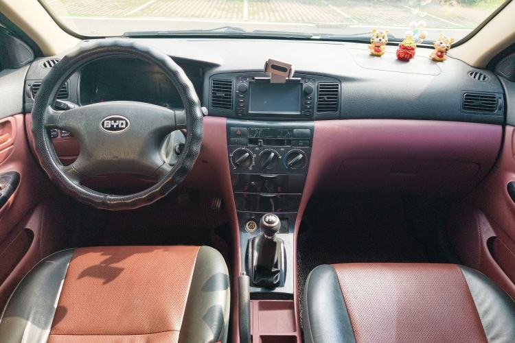 Used BYD F3 2012 Energy-Saving Model 1.5L Manual Comfort Version Center Console