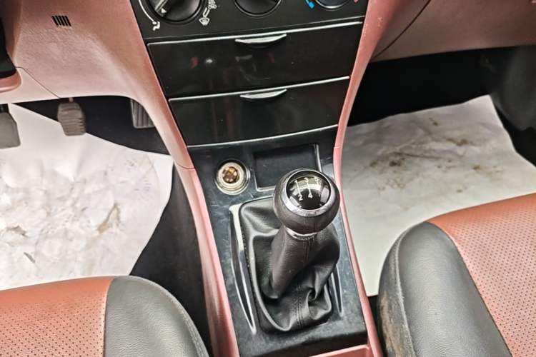 Used BYD F3 2012 Energy-Saving Model 1.5L Manual Comfort Version Gear Lever