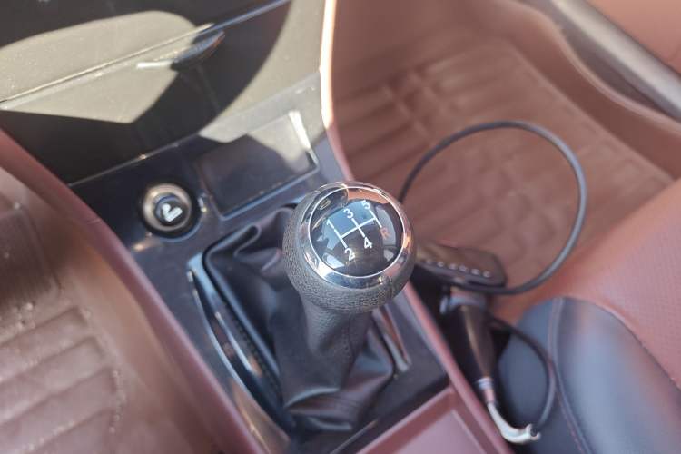 Used BYD F3 2012 Energy-Saving Model 1.5L Manual Comfort Version Gear Lever