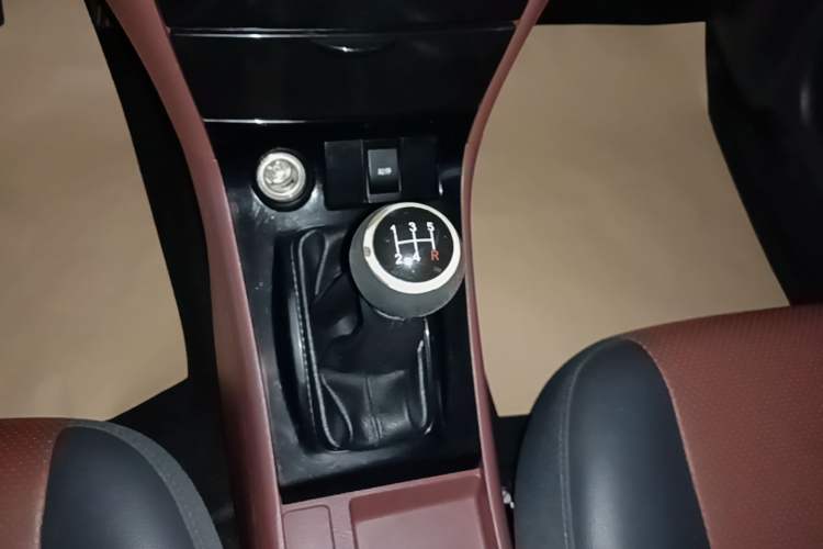 Used BYD F3 2012 Energy-Saving Edition 1.5L Manual Standard Model Gear Lever