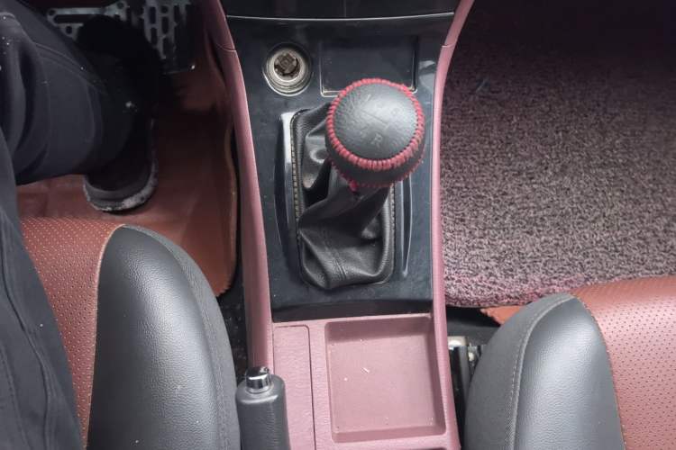 Used BYD F3 2012 Energy-Saving Model 1.5L Manual Comfort Version Gear Lever