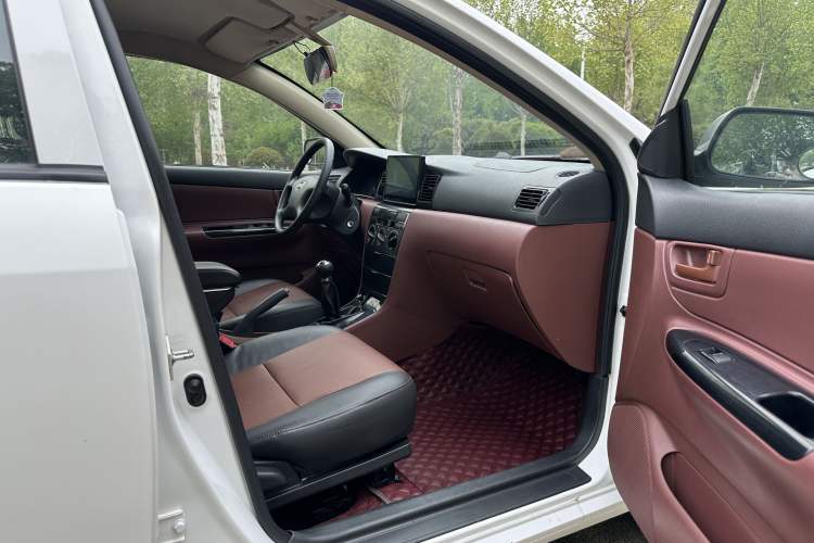 Used BYD F3 2012 Energy-Saving Model 1.5L Manual Comfort Version Interior 4