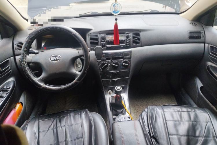 Used BYD F3 2013 Energy-Efficient Model 1.5L Manual Comfort Version Center Console