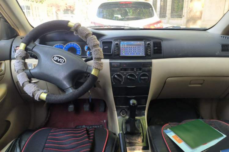 Used BYD F3 2013 Energy-Efficient Model 1.5L Manual Comfort Version Center Console