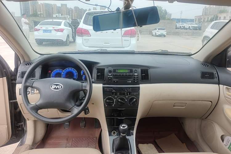 Used BYD F3 2013 Energy-Efficient Model 1.5L Manual Comfort Version Center Console