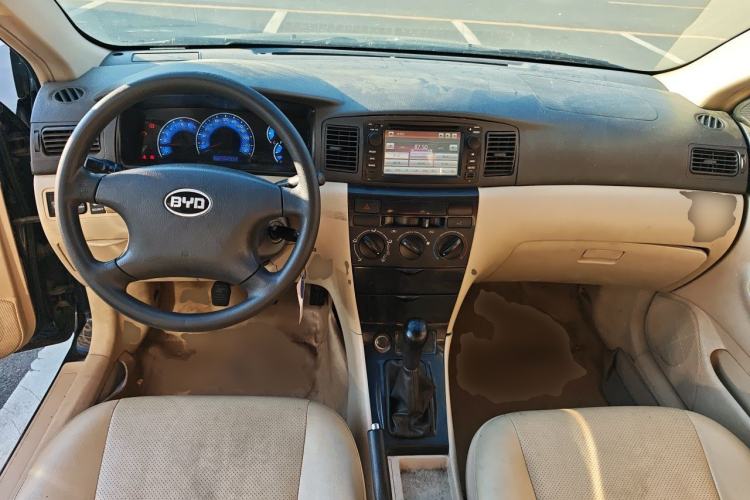Used BYD F3 2013 Energy-Efficient Model 1.5L Manual Comfort Version Center Console