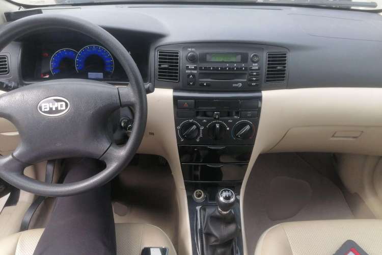 Used BYD F3 2013 Energy-Efficient Model 1.5L Manual Comfort Version Center Console