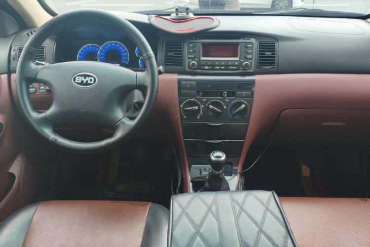 Used BYD F3 2013 Energy-Efficient Model 1.5L Manual Comfort Version Center Console
