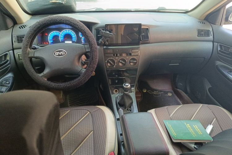 Used BYD F3 2013 Energy-Efficient Model 1.5L Manual Comfort Version Center Console