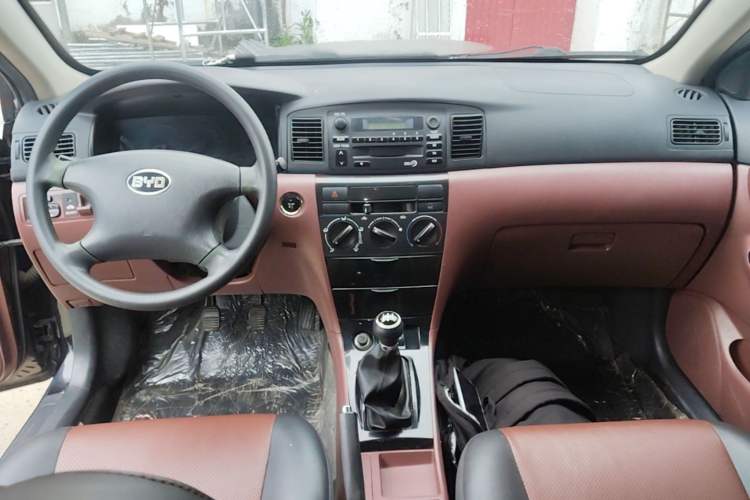 Used BYD F3 2013 Energy-Efficient Model 1.5L Manual Comfort Version Center Console