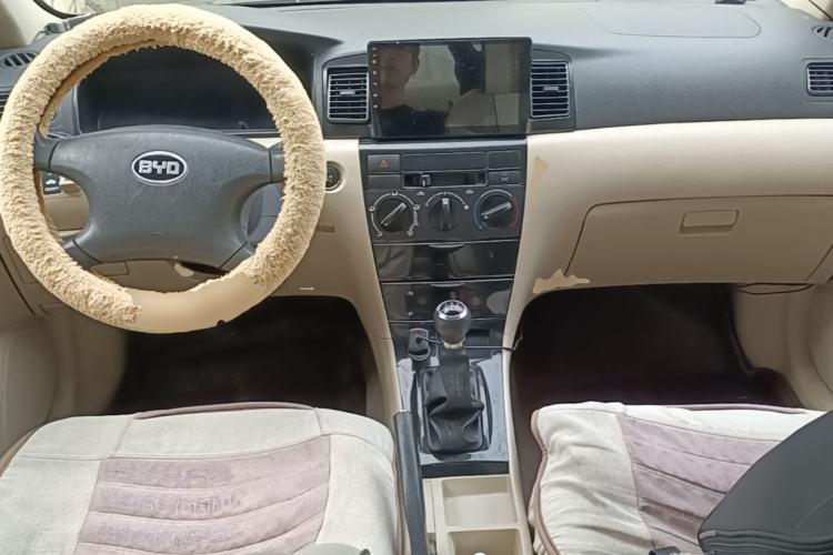 Used BYD F3 2013 Energy-Efficient Model 1.5L Manual Comfort Version Center Console