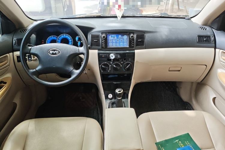 Used BYD F3 2013 Energy-Efficient Model 1.5L Manual Comfort Version Center Console