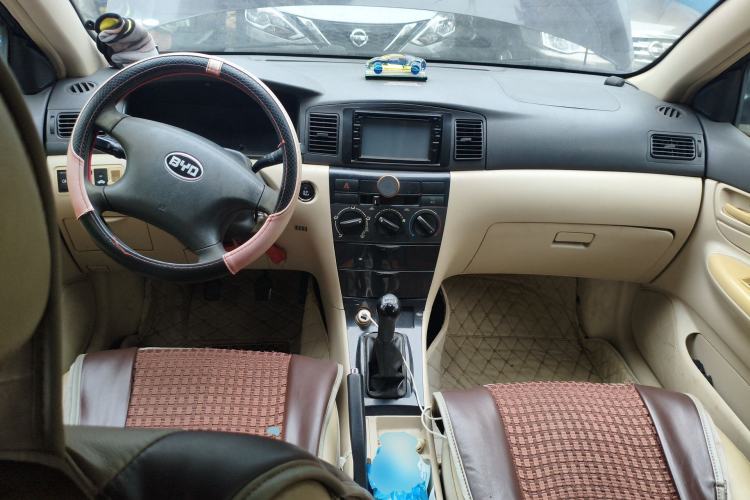Used BYD F3 2013 Energy-Efficient Model 1.5L Manual Comfort Version Center Console
