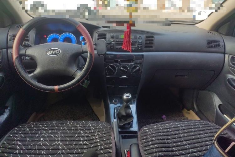 Used BYD F3 2013 Energy-Efficient Model 1.5L Manual Comfort Version Center Console