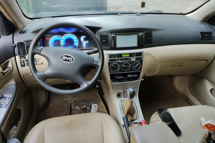 Used BYD F3 2013 Energy-Efficient Model 1.5L Manual Comfort Version Center Console