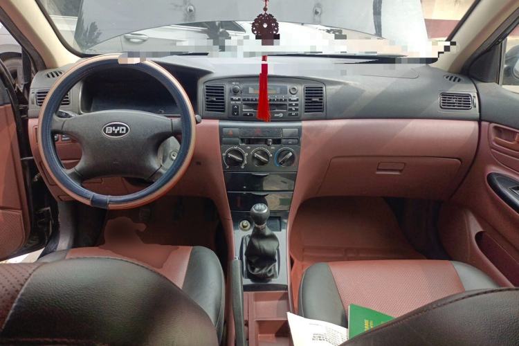 Used BYD F3 2013 Energy-Efficient Model 1.5L Manual Comfort Version Center Console