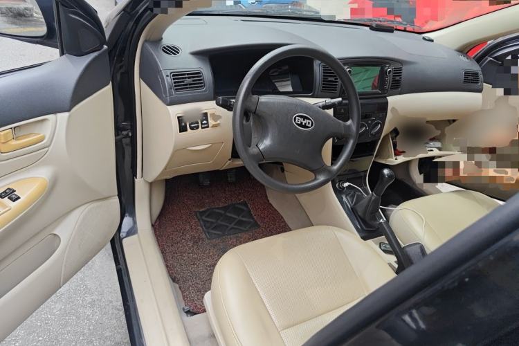 Used BYD F3 2013 Energy-Efficient Model 1.5L Manual Comfort Version Center Console
