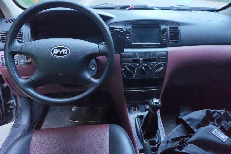 Used BYD F3 2013 Energy-Efficient Model 1.5L Manual Comfort Version Center Console