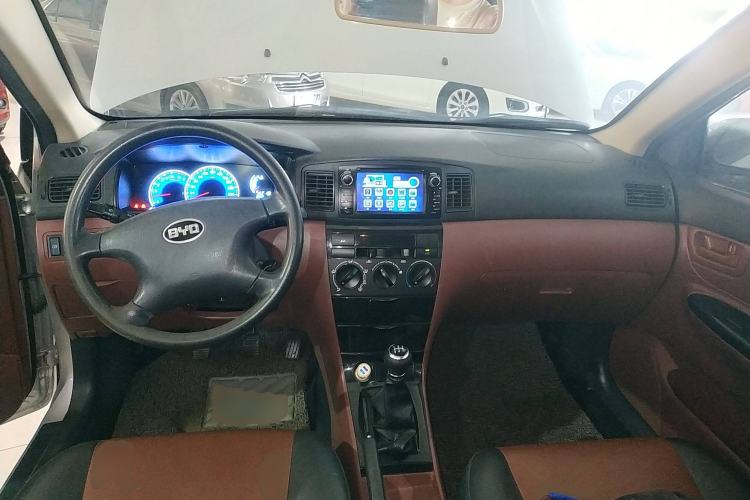 Used BYD F3 2013 Energy-Efficient Model 1.5L Manual Comfort Version Center Console